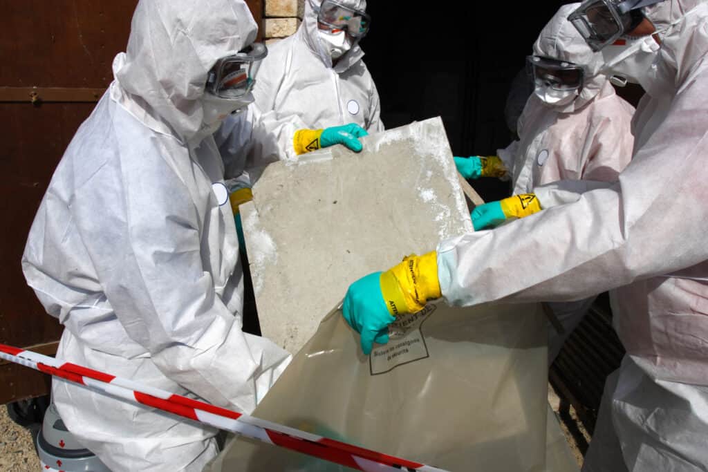 Laat asbest enkel verwijderen door een professioneel team, een gespecialiseerde firma