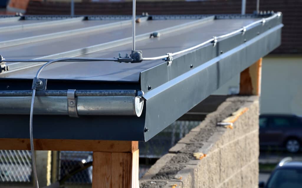 Zinken dak met een aardafgeleider die de omtrek van het dak kopieert en de spanten beschermt tegen bliksem, inclusief de goot en het dak.